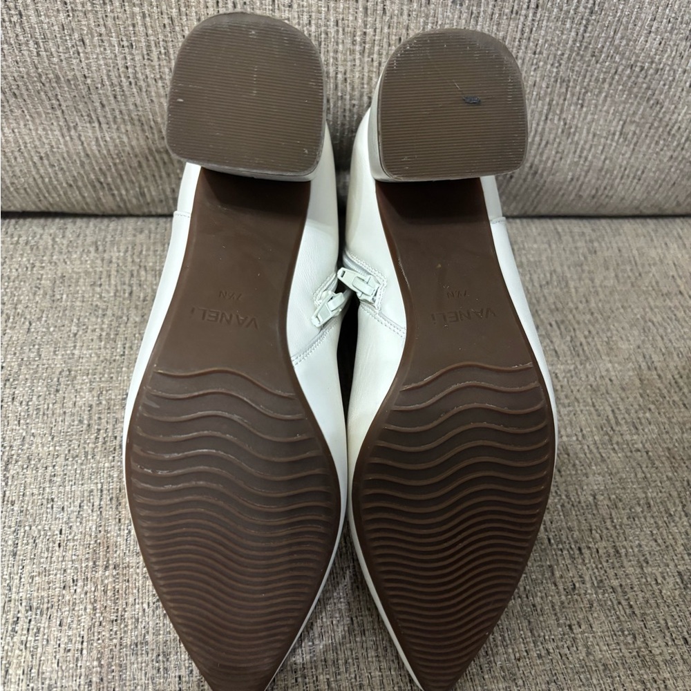 Vaneli Elegant Cream Ankle Boots
Size 7 1/2 NARROW
Pls know these are narrow! - Picture 6 of 6